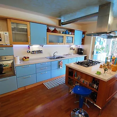 Sleeps 8 Pool Air Con Wifi